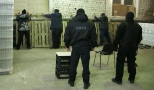 Полицейские Тюменской области накрыли цех по изготовлению подпольной водки