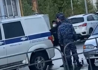 В Сургуте около СОКБ мужчина набросился на мужа пациентки