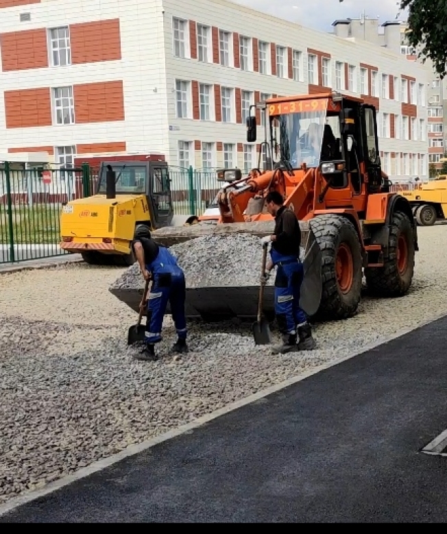 В Сургуте заканчивают ремонт территории у новой школы