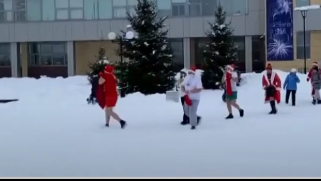 В Нефтеюганске прошел забег Дедов Морозов и Снегурочек