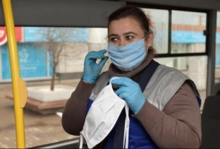 Сургутянам защитные маски могут начать раздавать в общественном транспорте