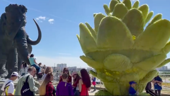 В Ханты-Мансийске установили огромную меховую шишку