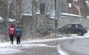Живущие в дачных кооперативах Сургута дети вынуждены ходить в школу пешком