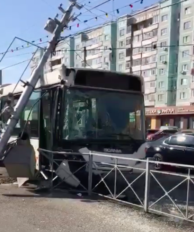 В Сургуте пассажирский автобус №115 въехал в столб // ВИДЕО
