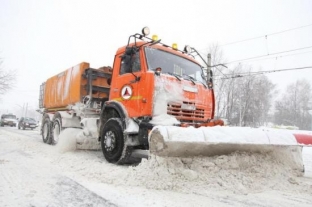 Неисправный снегоуборщик спровоцировал многокилометровую пробку в Сургуте