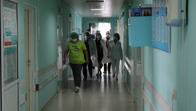 В Сургутском травмцентре с тяжелыми ранениями лечится участник спецоперации