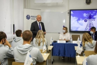 Заместитель губернатора Югры Вадим Шувалов провел урок для учеников энергокласса «Россети Тюмень»