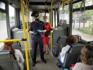 Полицейские убеждают сургутян надевать маски в общественном транспорте