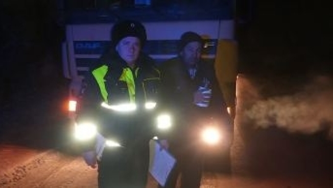 В Югре неравнодушный водитель и сотрудники ДПС спасли замерзающего дальнобойщика