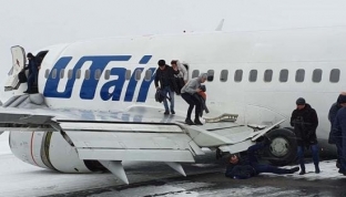 «Лежит на брюхе». Самолет UTair жестко приземлился в Усинске