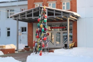 Пожарные Сургута соорудили необычную новогоднюю елку