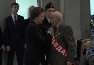 Наталья Комарова вручила памятные медали сургутским ветеранам