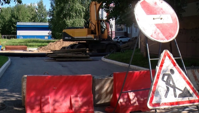 Жители одного из домов на Дзержинского из-за ремонта труб не могут заехать во двор