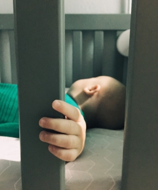 В больнице Нижневартовска годовалый малыш получил травмы, выпав из детской кроватки