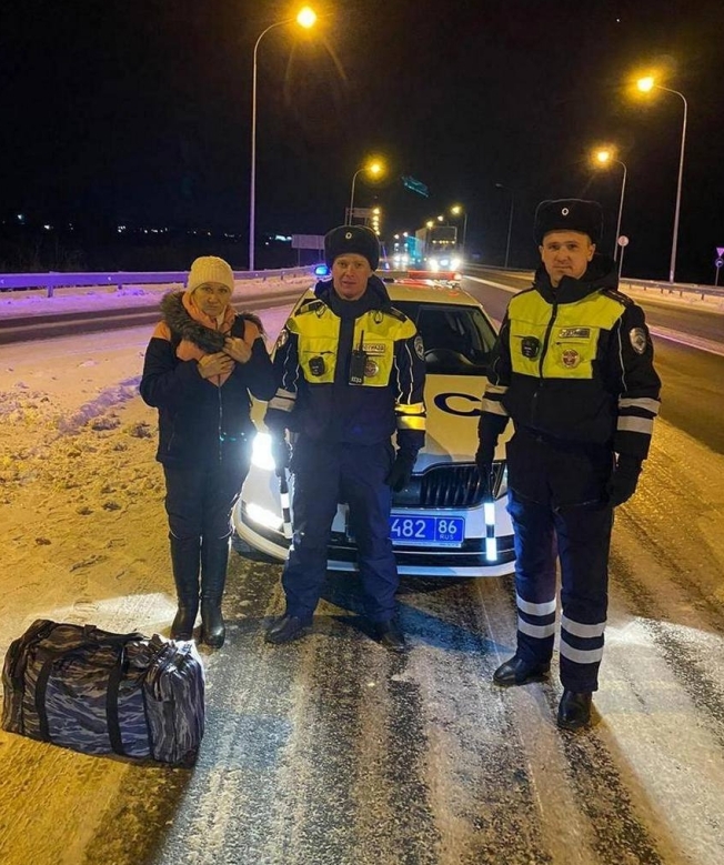 Югорские полицейские помогли женщине, которая добиралась автостопом до Перми