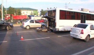 В Сургуте произошло ДТП с участием двух мотоциклов, автобуса и легкового автомобиля