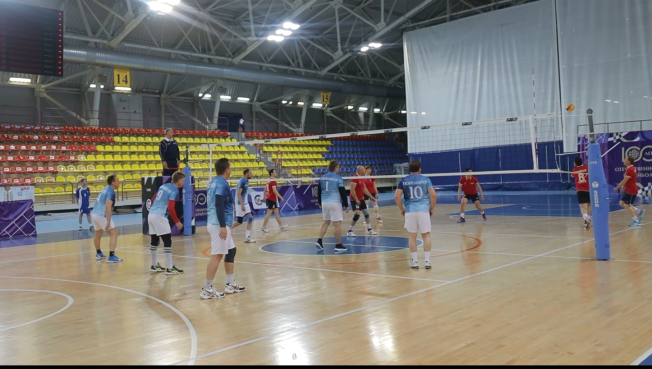 Депутаты и чиновники Сургута провели товарищеский матч по волейболу