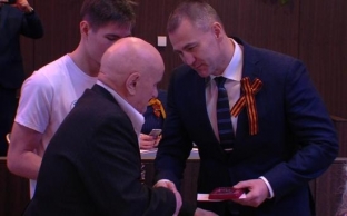 Глава Сургутского района Андрей Трубецкой вручил ветеранам юбилейные медали