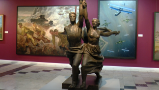 Сургутян приглашают познакомиться с советским искусством