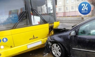 В Сургуте легковушка врезалась в пассажирский автобус