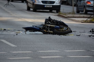 Под Сургутом разбился мотоциклист. Мужчина скончался после столкновения с пикапом