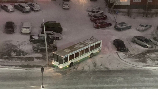 В Сургуте шквалистый ветер с дороги «сдул» несколько автобусов