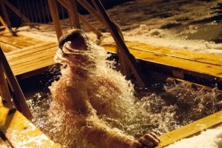 Тысячи сургутян приняли участие в крещенских купаниях