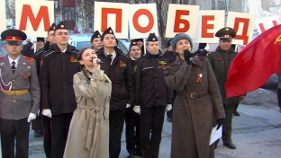 «Катюшу запевай!»: в Сургуте под окнами ветеранов проходят праздничные концерты