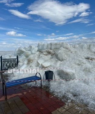 Тронувшийся лед сломал ограждение на набережной Речвокзала в Сургуте