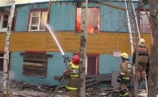 В Сургутском районе горел расселенный двухэтажный дом // ФОТО