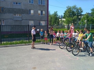 Автоинспекторы провели соревнования для юных велосипедистов Сургута