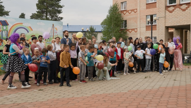 Общественный совет при ОМВД по Сургутскому району поздравил с праздником малышей муниципалитета