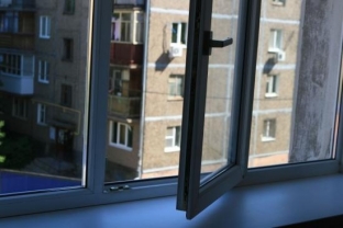 Неизвестные расстреляли окна квартиры сургутянки