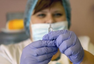 Российских медиков и учителей без прививок от гриппа и кори могут отстранить от работы