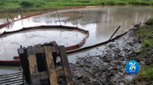 В Сургуте спасатели завершают очистку Саймы от нефтепродуктов