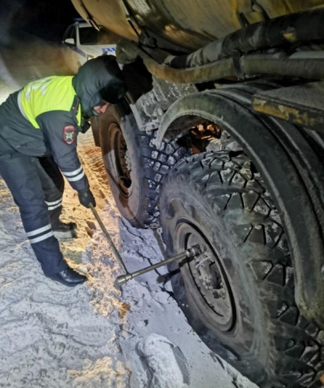Сотрудники ДПС Югры пришли на помощь водителям фур, которые в мороз застряли на трассе