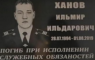 В Сургуте открыли памятную доску имени погибшего полицейского Ильмира Ханова