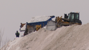Ежедневно на снежный полигон Сургута выводят по 600 самосвалов осадков