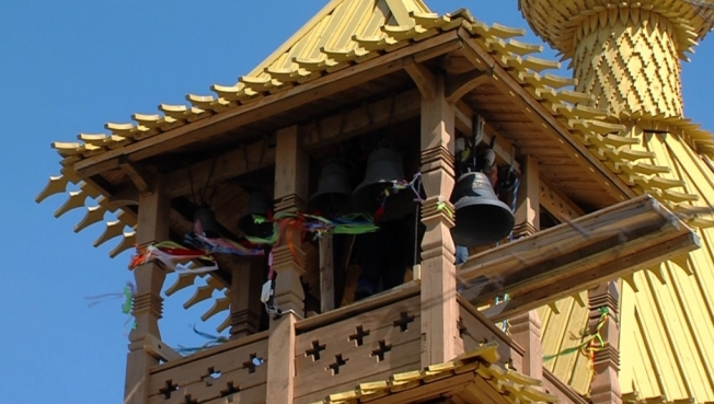 В храме на территории «Старого Сургута» установили новый колокол