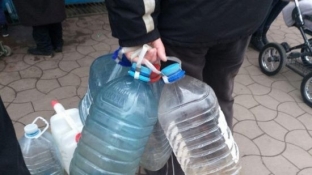 С канистрами и бутылями. В Сургуте сотни жителей западных микрорайонов стоят в очереди за чистой водой