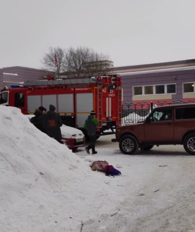 Из-за пожара в Сургутском естественно-научном лицее эвакуировали школьников и педагогов