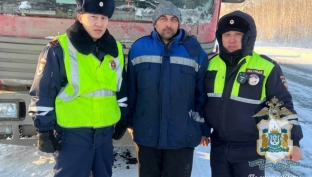 Госавтоинспекторы в Нефтеюганском районе помогли застрявшим на трассе в мороз водителям