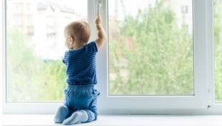 Следователи напомнили югорским родителям об опасности оставления детей в помещениях с открытыми окнами