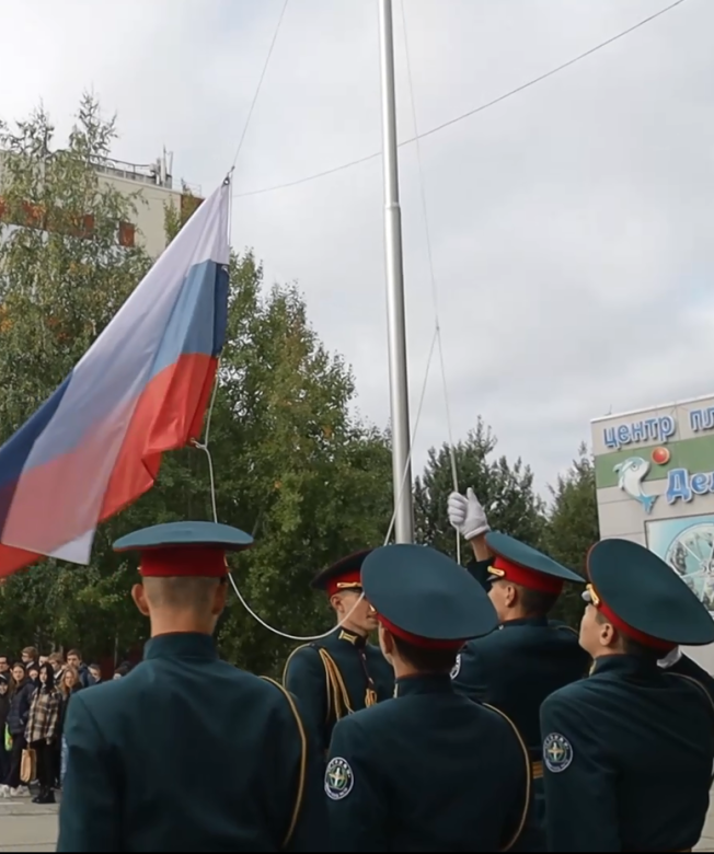 Учебная неделя в сургутских школах началась с поднятия флага и исполнения гимна