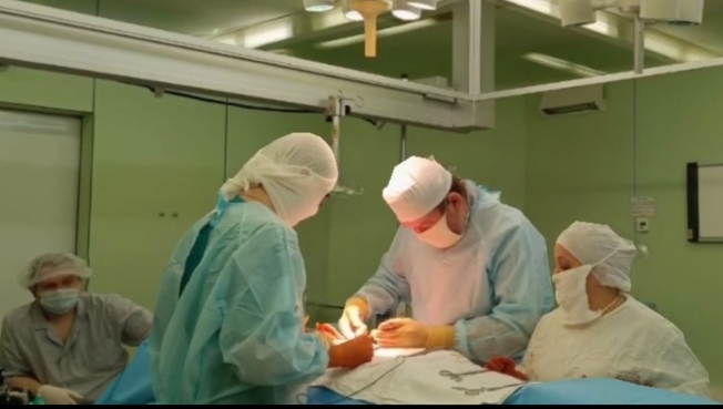 В Югре врачи спасли 5-летнюю девочку, которая сломала затылочную кость во время игры на детской площадке