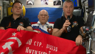 Россиян поздравили с Днем Победы космонавты с МКС