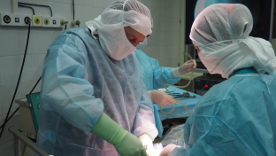 Сургутские гинекологи удалили у пациентки миому весом более четырех килограммов