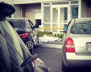 В Сургуте женщина выпала из окна 9 этажа. Подробности гибели выясняют следователи