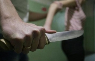 Сургутянин напал с ножом напал на бывшую жену и соседку