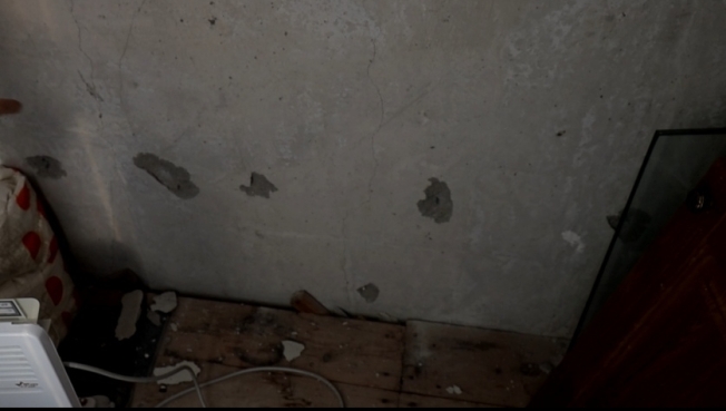Безответственность или недопонимание? Жителю Сургута соседи во время ремонта повредили балкон
